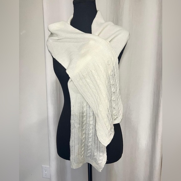 Elegant White Knit Scarf - Picture 1 of 4